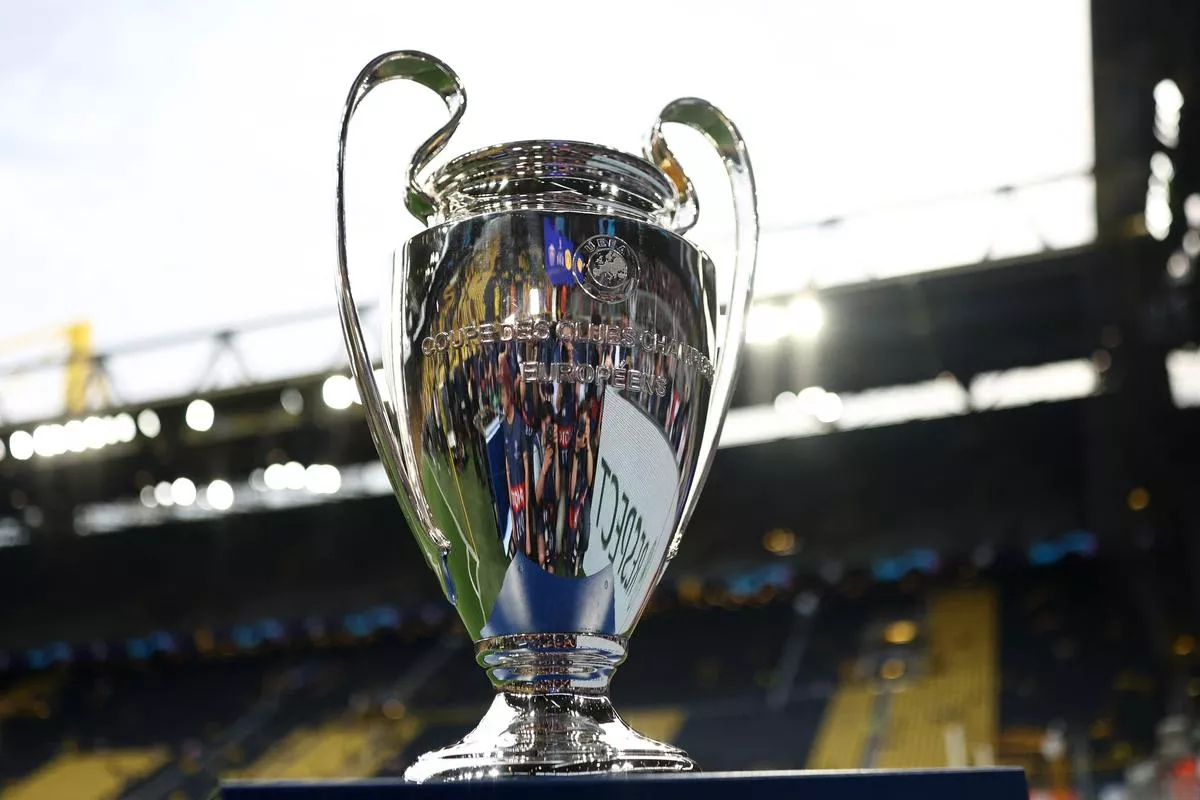 Troph&eacute;e de la Champions League entour&eacute; de jetons de paris et billets euros